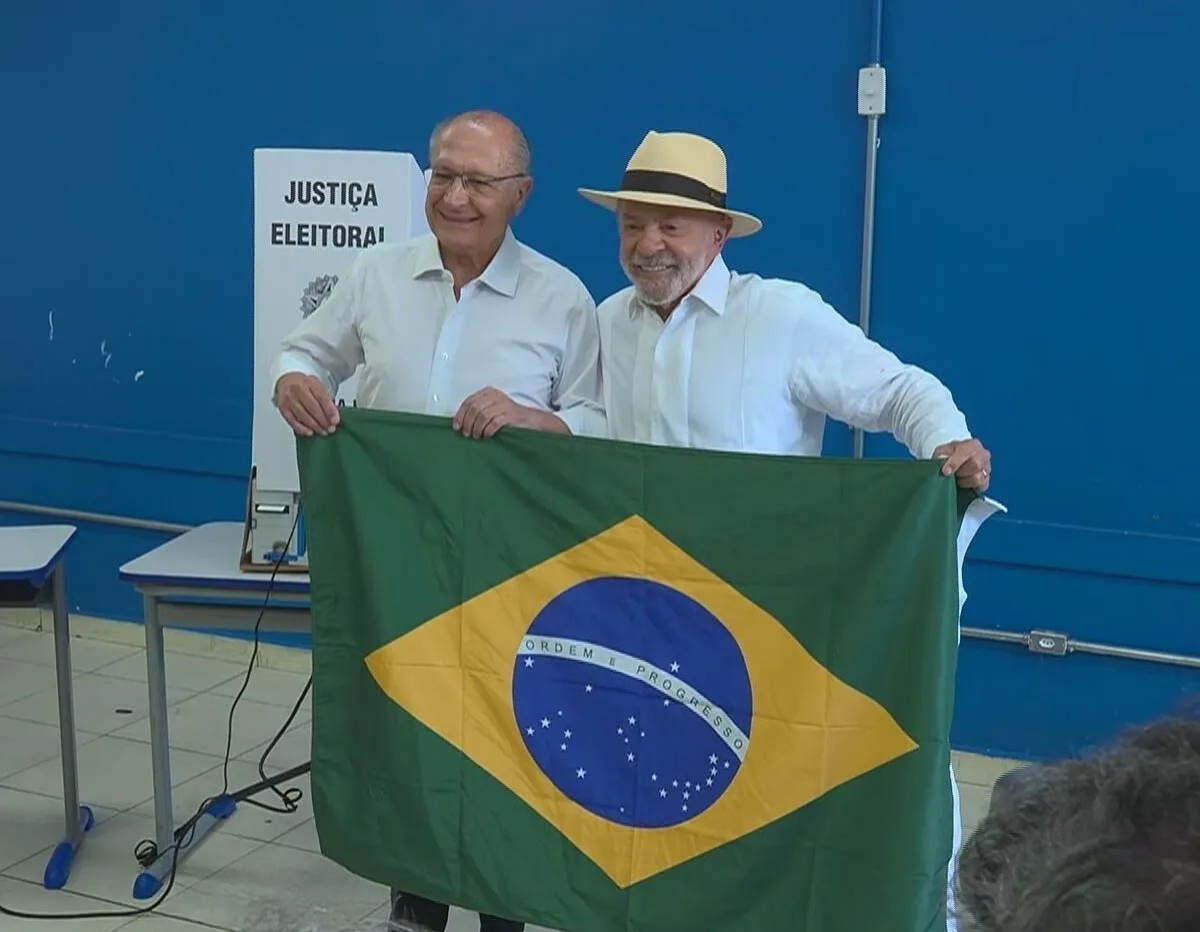 Lula após votar segurando a bandeira do Brasil